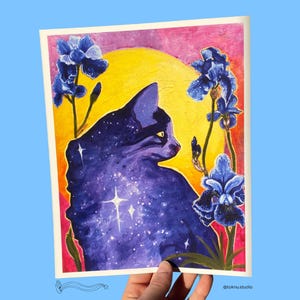 Stampa artistica Cosmic Kitty: illustrazione di un gatto stravagante e di fiori (8x10)
