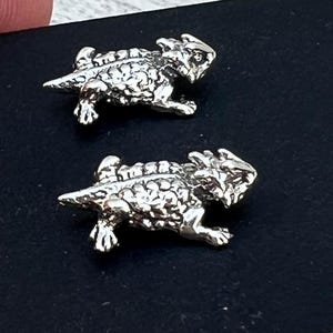 örhängen i sterlingsilver med små paddor och grodor