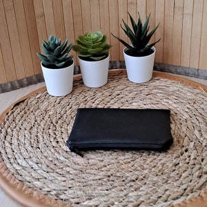 Cartera de piel sintética negra con interior de tatuaje