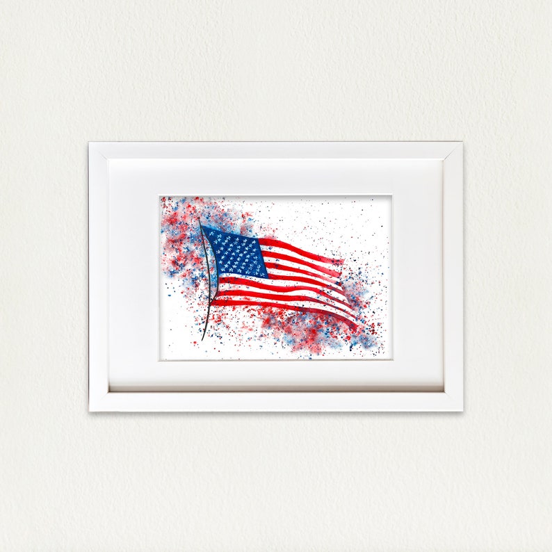 Puede incluir: Una pintura de acuarela enmarcada de una bandera estadounidense ondeando al viento. La bandera est&aacute; rodeada de salpicaduras de pintura roja, blanca y azul, creando un dise&ntilde;o din&aacute;mico y patri&oacute;tico.