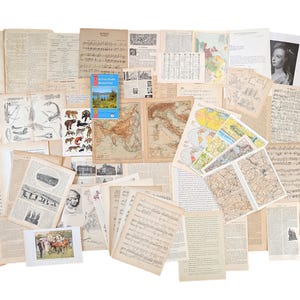 Peut inclure: Un ensemble d'éphémères vintage, comprenant des partitions musicales, des cartes, des illustrations et des pages imprimées. L'assortiment présente une variété de couleurs et de textures, avec un accent sur le papier vieilli et les documents historiques. Un petit guide de voyage est visible.