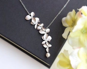 Silver necklace with flower and pearl