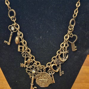 Vintage antieke koperen sleutel hart Fleur de Lis bedel Frans geïnspireerde ketting 21" (met 3 1/2" verlengstuk), 60 gram, gesigneerd