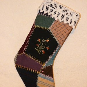 Antik Crazy Quilt Julstrumpa: Handgjord broderad Battenburg spetsmanschett