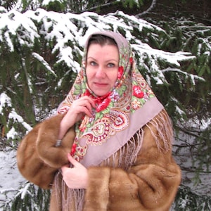 Beige Oekraïense bloemensjaal Pavlovo Posad hoofddoek Etnische omslagdoek met rozen Boho sjaal met bloemen en bloemen Retro kerstcadeau