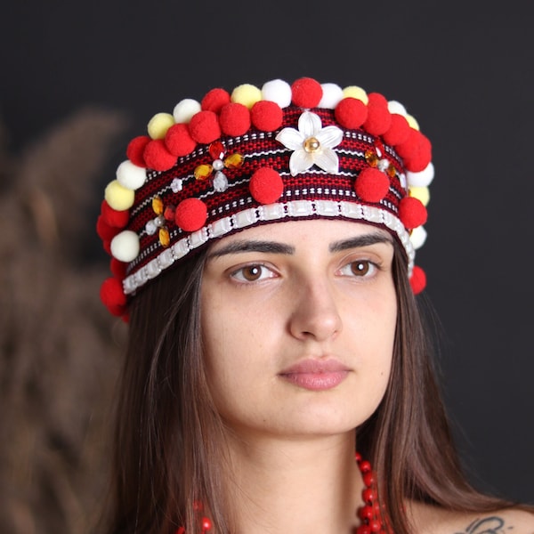 Bandeau ukrainien pour femme Couronne de tête ethnique colorée avec des fleurs et des pompons jaunes rouges Couronne de tête folklorique traditionnelle Cadeau de Pâques