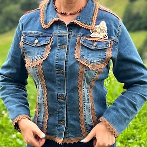 NEU! Upcycling Jeansjacke im boho Stil mit Katzen-Stickerei & Vintage Spitze. Kunst-Denim-Blazer. Geschenk für Katzenmama