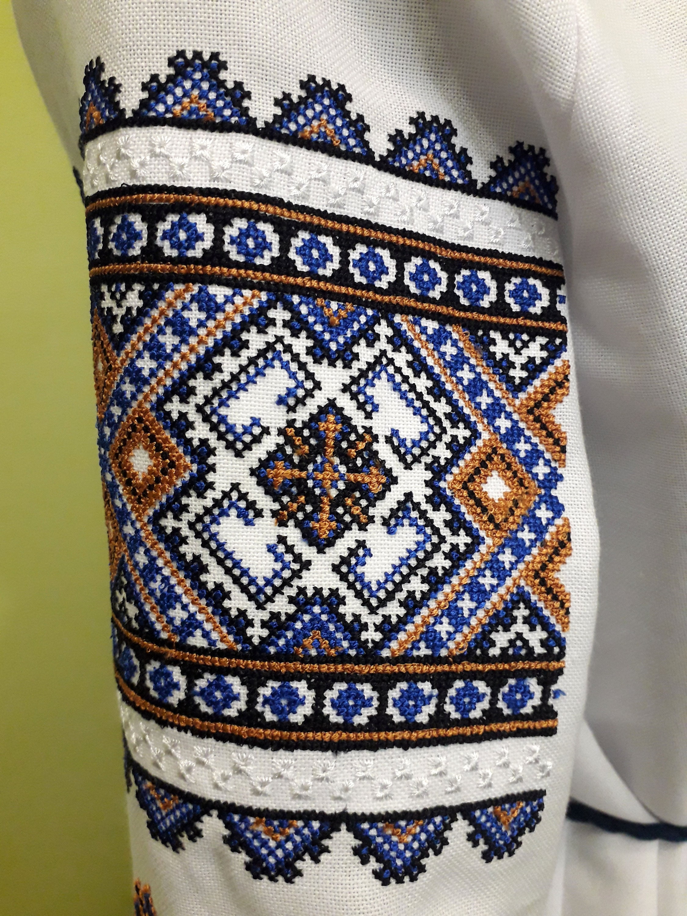 女性用ウクライナ刺繍ブラウス、スラブブルー＆オリーブ刺繍、白い民族 