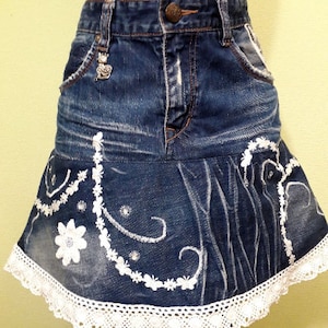 Jupe lacée en denim recyclé Jean recyclé femme vêtements Mini-jupe bohème bleue recyclée Jupe courte écologique Cadeau de Pâques pour maman chat