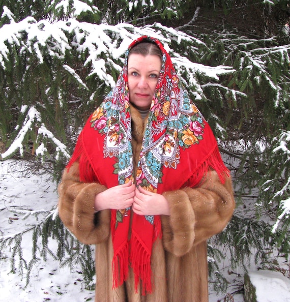 Red Pavlovo Posad head scarf for women Ukrainian … - image 2