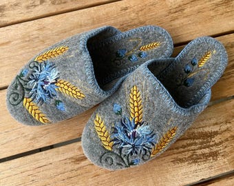 Embroidered felt home slippers for women, Folk Ukrainian house shoes, Warm winter gift