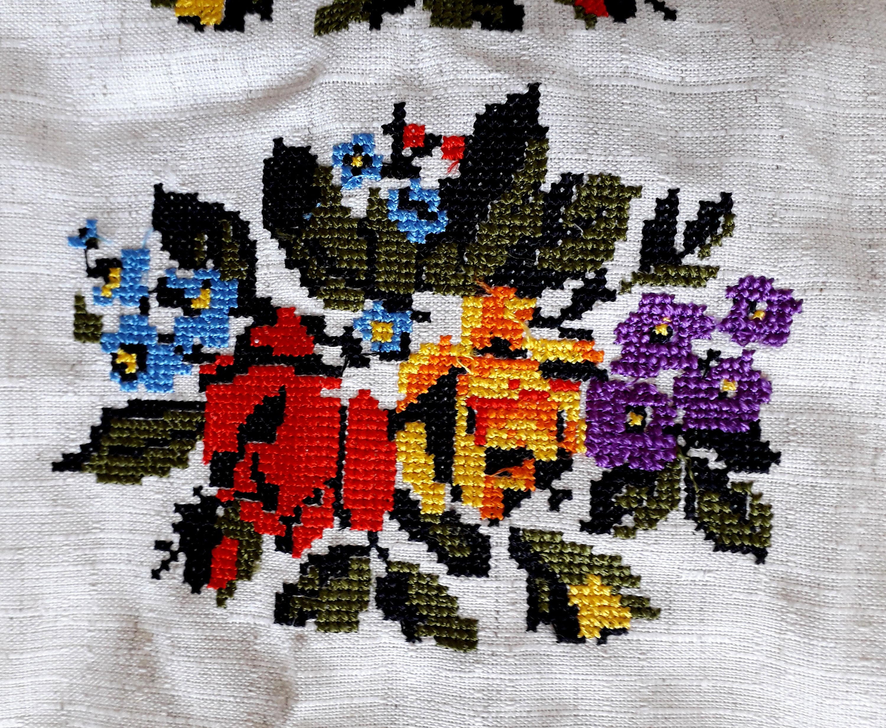 女性用ルーマニア刺繍ブラウス、バラをあしらったウクライナ民族衣装