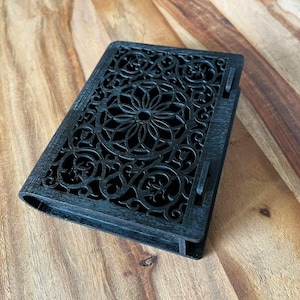 Lasergesneden houten mandaladoos Zwarte doos tarotkaarten Sieraden opbergdoos met bloemendeksel Heksenaltaar Magische doos