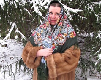 Green Pavlovo Posad head scarf for women Ukrainian floral shawl Ethnic wrap with red roses Boho fringed scarf Retro Christmas gift