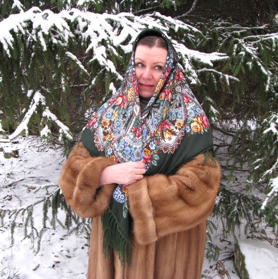 Red Pavlovo Posad head scarf for women Ukrainian … - image 9