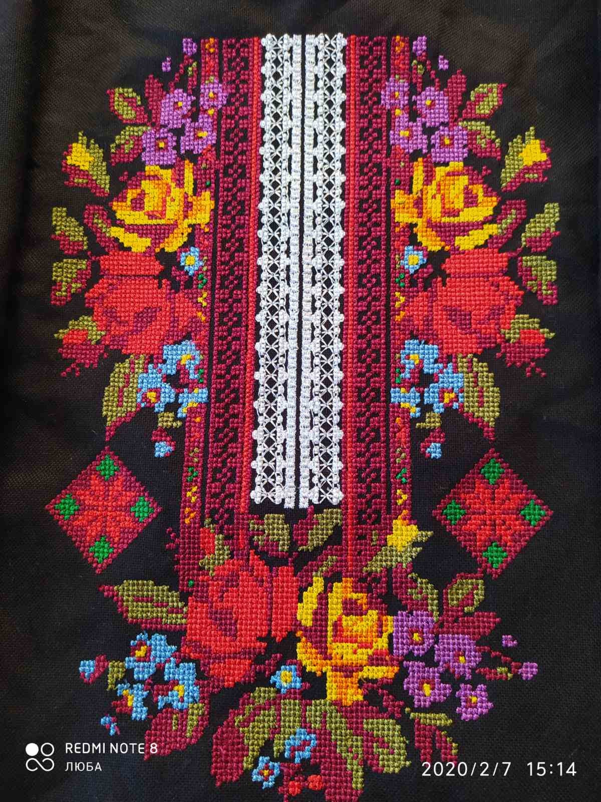 女性用ルーマニア刺繍ブラウス、バラをあしらったウクライナ民族衣装