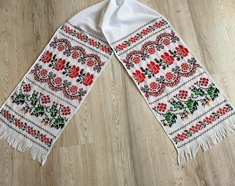 Serviette ukrainienne brodée à la main pour mariage, roses traditionnelles au point de croix et broderies en chêne, chemin de table floral, cadeau de Pâques ethnique