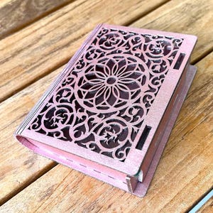 Roségouden lasergesneden houten mandaladoos Roze tarotkaartendoos Sieradenopslag Violet Snuisterijdoosje met bloemendeksel Heksenaltaar Magische doos