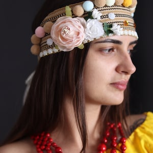 Bandeau ukrainien pour femme Couronne ethnique colorée avec fleurs et pompons beiges Couronne folklorique traditionnelle, cadeau de Pâques