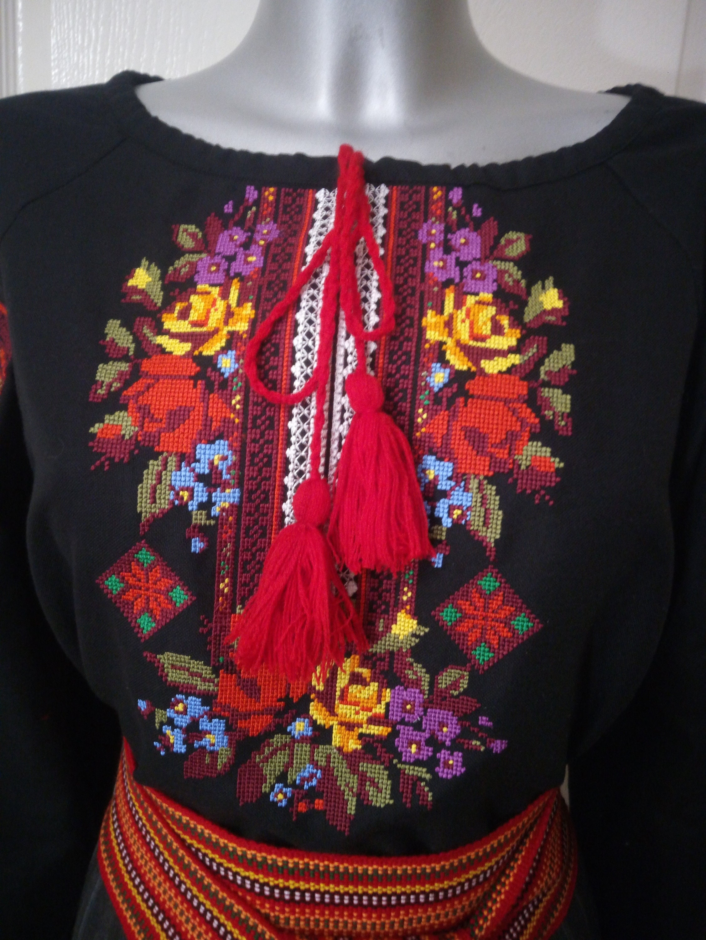 女性用ルーマニア刺繍ブラウス、バラをあしらったウクライナ民族衣装