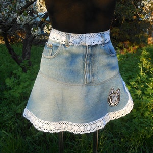 Jupe en denim recyclée avec dentelle blanche Vêtements en jeans recyclés Mini jupe bohème bleue réutilisée Jupe d&#39;été courte écologique Cadeau de Pâques