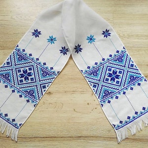 ウクライナの手刺繍ウェディングルシュニク、スラブクロスステッチ刺繍、青いテーブルランナー、エスニックアイコン装飾