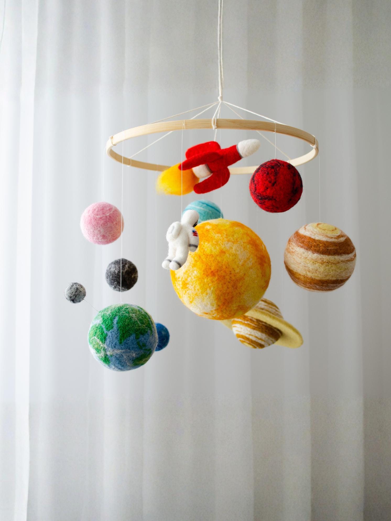Carillon A Vento Mobile Per Culla In Legno – Palline Di Feltro A Tema Astronauta E Razzo – Decorazione Cameretta Neonato