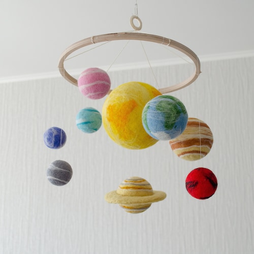 Mobile pour bébé Felt Space : décoration du système solaire à suspendre pour chambre d'enfant