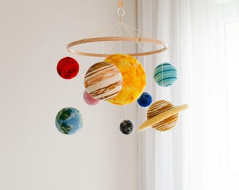 フェルトで作る太陽系ベビーモビール：宇宙をテーマにした保育園に