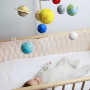 Planètes mobiles comme décor d'espace pour chambre d'enfant sur le thème de l'espace image 6