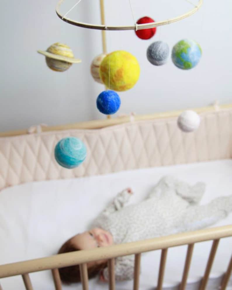 Planètes mobiles comme décor d'espace pour chambre d'enfant sur le thème de l'espace image 6