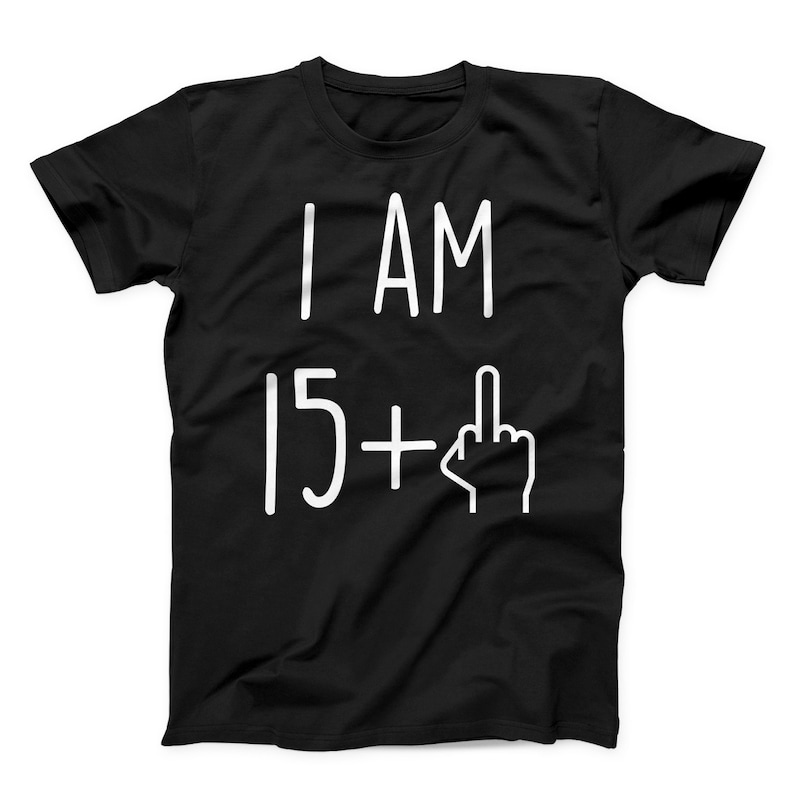 Pode incluir: Camiseta preta com texto branco que diz "I AM 15 +" com um emoji de dedo do meio.