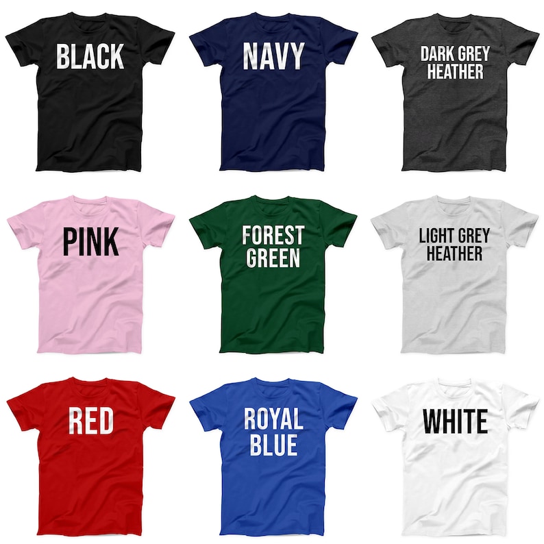 Op de afbeelding: Negen T-shirts in verschillende kleuren met tekst op de voorkant. De kleuren zijn zwart, marineblauw, donkergrijs melange, roze, bosgroen, lichtgrijs melange, rood, koninklijkblauw en wit. De tekst op de shirts is "BLACK", "NAVY", "DARK GREY HEATHER", "PINK", "FOREST GREEN", "LIGHT GREY HEATHER", "RED", "ROYAL BLUE" en "WHITE".