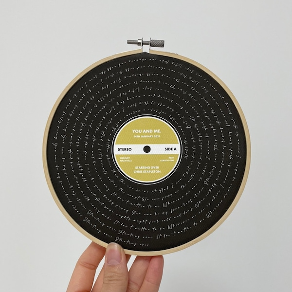 Gepersonaliseerde favoriete songteksten Vinyl Record Cotton Print In Circulair Frame | Gedrukt en ingelijst in een borduurring