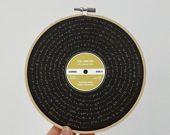 Paroles de chansons préférées personnalisées pour disque vinyle imprimé en coton dans un cadre circulaire | Imprimé et encadré dans un cercle à broder