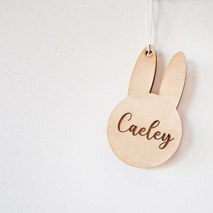 Bunny Tag - Étiquette en bois, Étiquette de sac d’école, Étiquettes de sac pour enfants personnalisées, Étiquettes de panier, Étiquettes nominatives