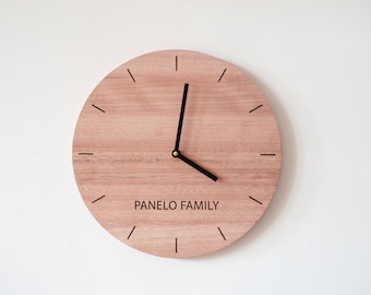 Horloge murale personnalisée - Horloge murale en bois, cadeau de pendaison de crémaillère, cadeau de mariage personnalisé, horloge en bois minimaliste, cadeau personnalisé