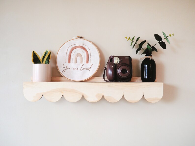 Floating scallop Shelf Natural Wood Colour, Scallop Scallop Pattern, Ledge Shelf, Floating Ledge Shelf, Wood Shelf, Plant Shelf image 1