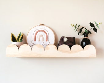 Pine Wood Arch Picture Ledge – Scallop Shelf Display