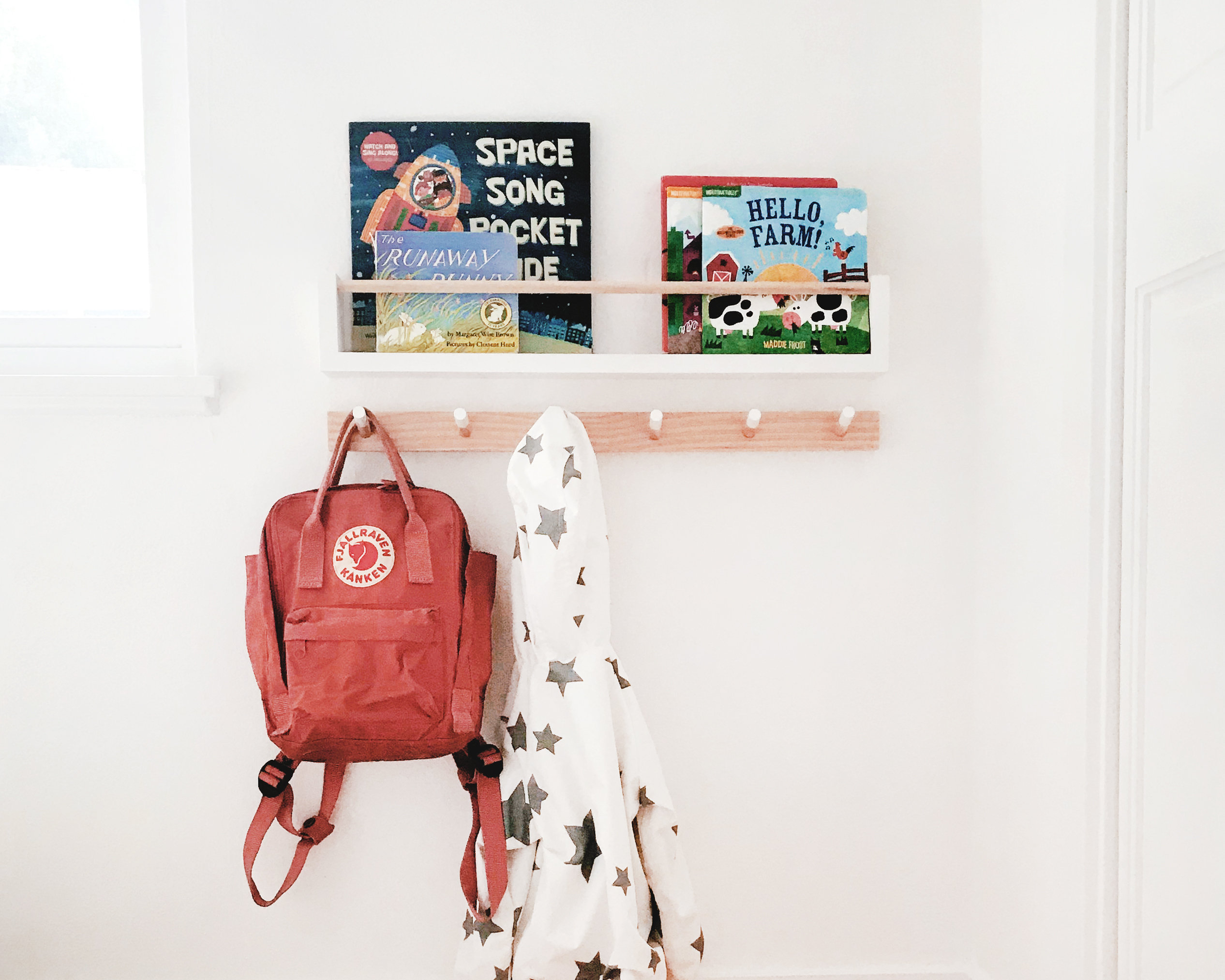 Combo libreria per bambini e binario con picchetti (legno di pino) - binario con picchetti per bambini, libreria galleggiante per bambini, scaffale per libri, libreria per la scuola materna, appendiabiti per bambini