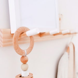 Kids Peg Rail madera de pino Perchero de madera para niños, perchero, soporte de pared Peg rack, decoración de la habitación para niños, decoración de la guardería, regalo de baby shower imagen 6