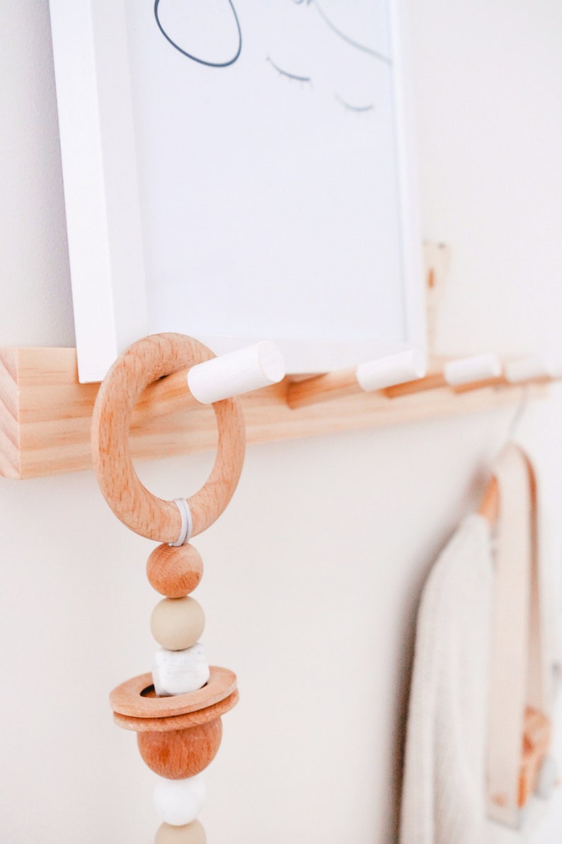 Kids Peg Rail madera de pino Perchero de madera para niños, perchero, soporte de pared Peg rack, decoración de la habitación para niños, decoración de la guardería, regalo de baby shower imagen 6