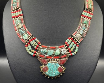 collier de belle conception tibétaine népalaise vintage avec turquoise et pierre de corail