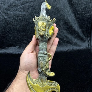 Meravigliosa rara ascia rituale in bronzo tibetano vintage Vajra Dorje Phurba Yam Kartika