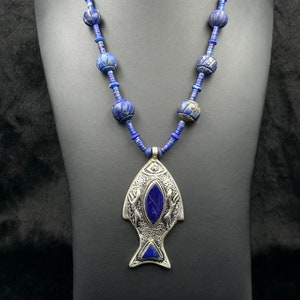 Bellissimo ciondolo a forma di pesce unico vintage in argento con collana di perline di pietra di lapislazzuli