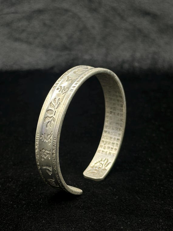 手作りのチベットシルバー彫刻の幸運のバングルブレスレット - Etsy 日本
