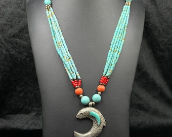 Collier de perles vintage avec pendentif poisson en corail, turquoise et argent