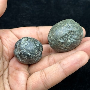 2 Stück Einzigartige Uralte Vorderasiatische Jade Echte Stein Intaglio Perlen
