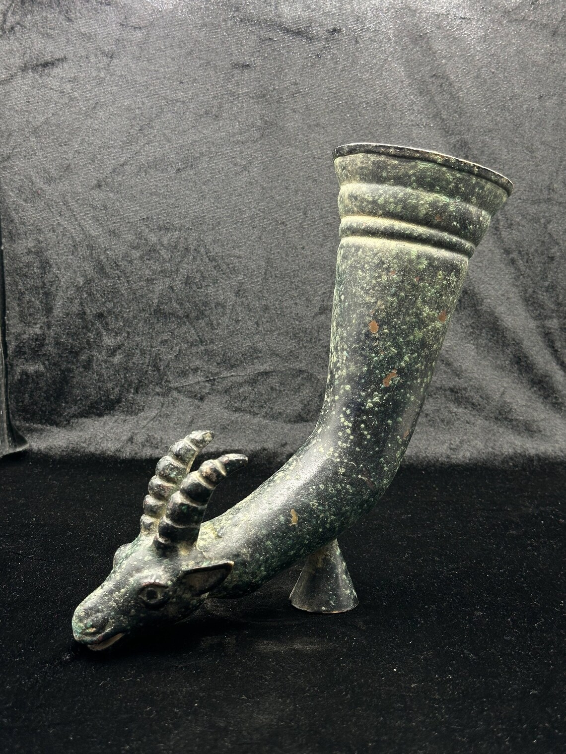 Grec antique mycénien Bronze Collier avec deux têtes de canard. VIe