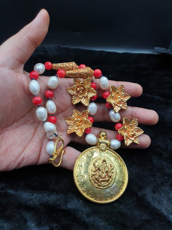Collier Femme En Pierre Corail, Perles Et Métal Plaqué Or - Longueur ~43cm, Fermoir Laiton, Occasion Collection